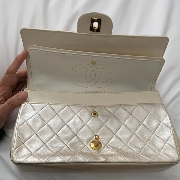 CHANEL classic flap Made In France iridescent pearl white leather gold hardware - Picture 7 of 16